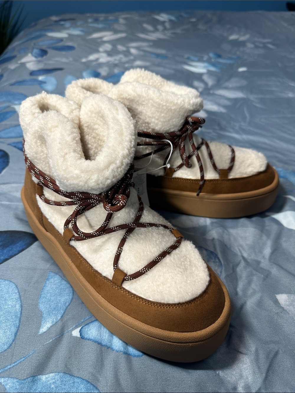 NWTS Women’s Old Navy Cream Sherpa Ankle Boots with Brown Trim Sz 11